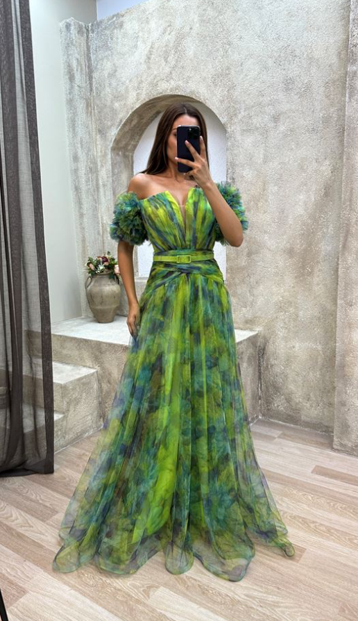 Adele - Tulle avondjurk met V-hals en doorschijnende details