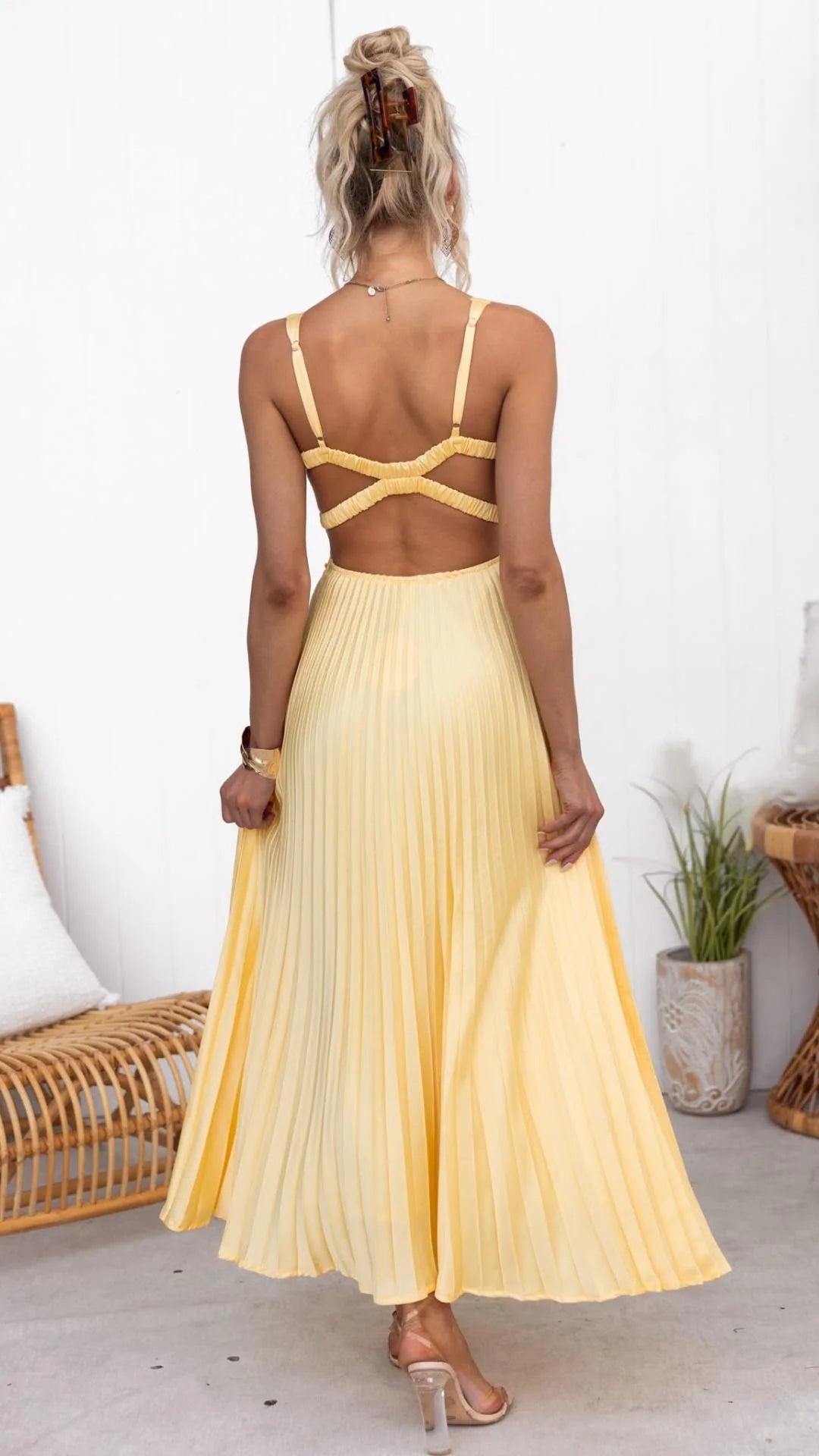 Alynne | Gelbes plissiertes Maxikleid mit V-Ausschnitt