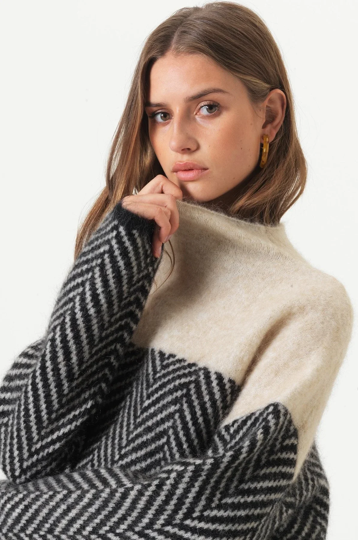 Maeve - Soft Cashmere Turtleneck Sweater